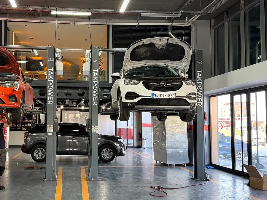 Félsen Servis lift üzerinde araç bakımı — Lexus servisi, Çayırova