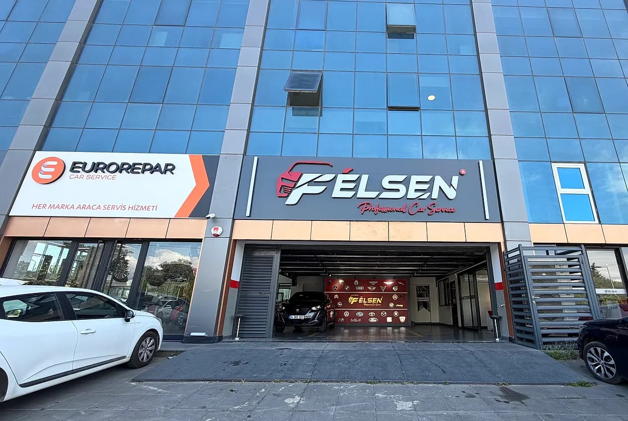 Félsen Servis binası — Eurorepar Car Service ve Félsen tabelaları