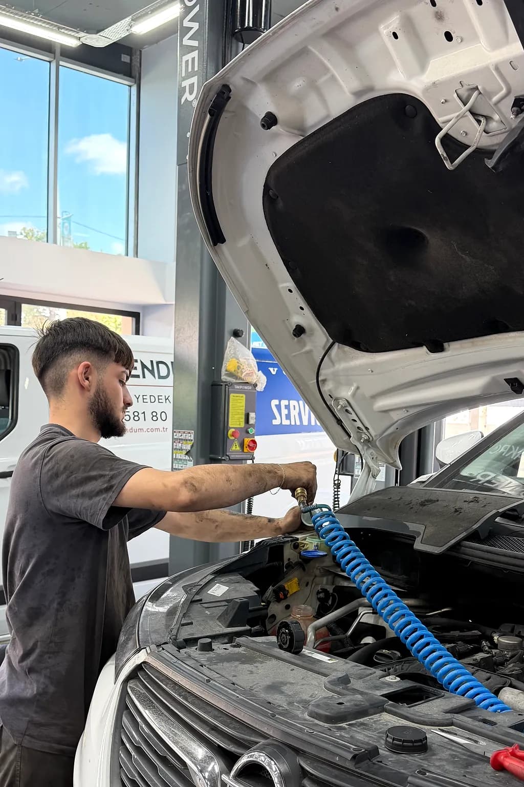 Félsen Servis teknisyeni motor bölmesinde ölçüm yaparken.