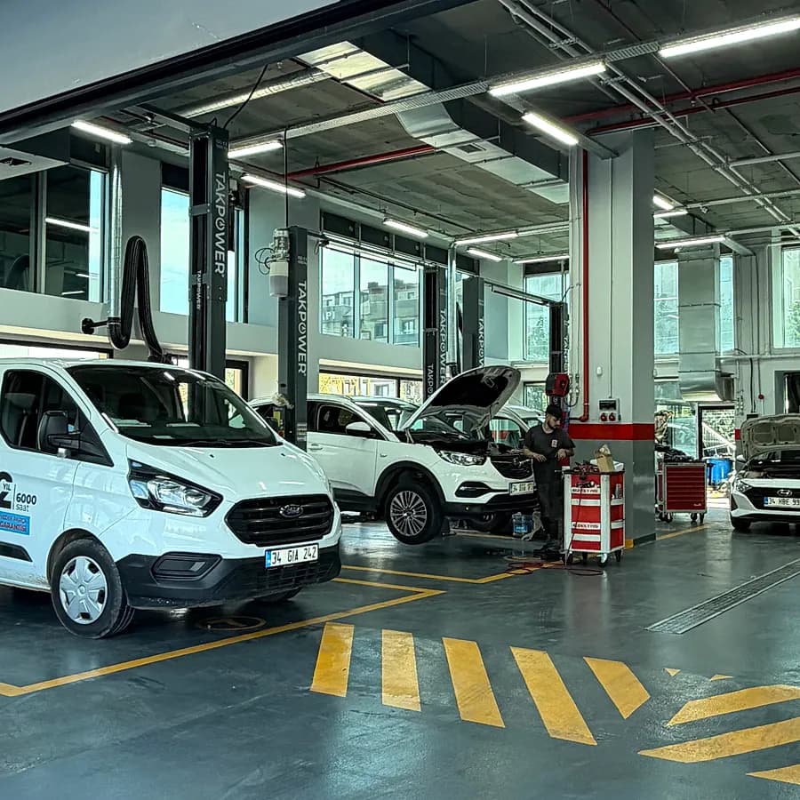 Atölyede aynı anda serviste olan ticari ve binek araçlar