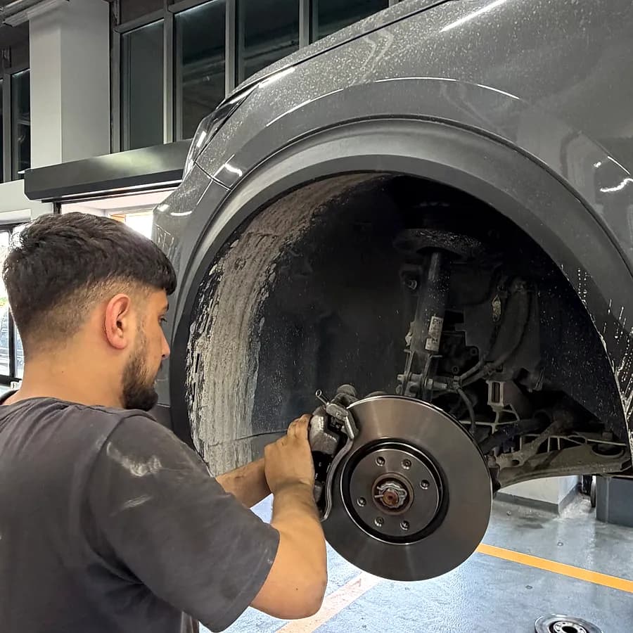 Fren diski ve göbek sökülmüş hâlde kontrol ediliyor