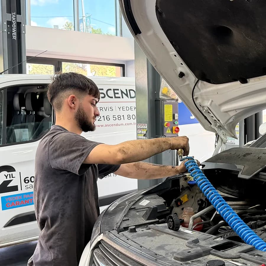 Teknisyen motor bölmesinde sızdırmazlık kontrolü yapıyor