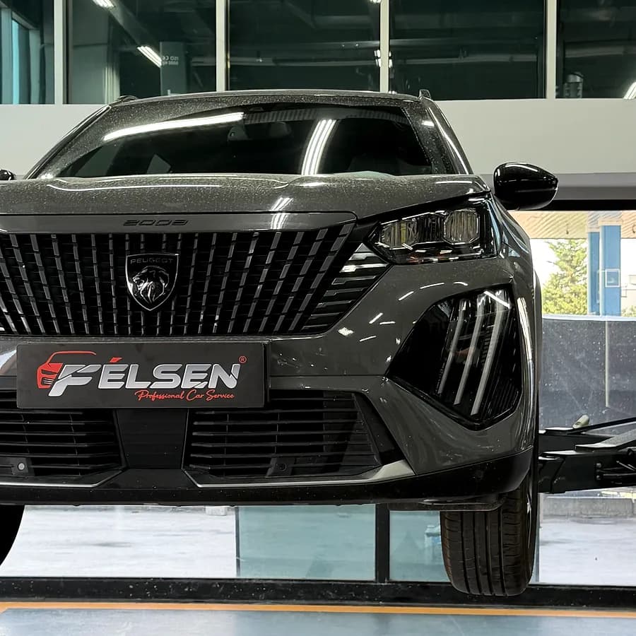 Bakımı tamamlanmış Peugeot 3008, teslim öncesi atölyede