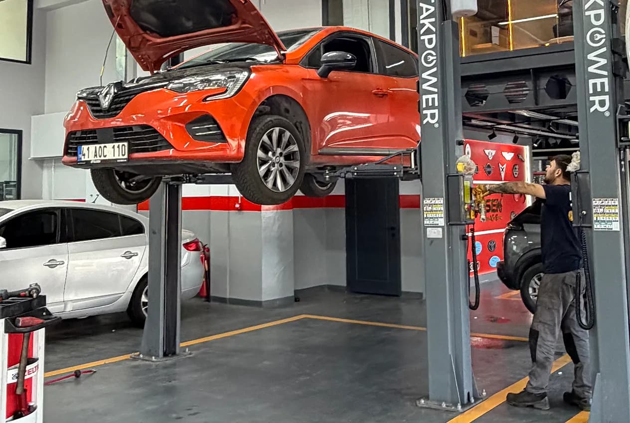 Kış-yaz sezon geçişinde bir teknisyenin araç motor bölümünü kontrol etmesi